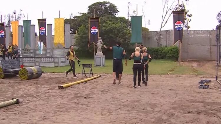Pangal Andrade y Facundo González casi llegaron a los golpes en ¿Ganar o servir? Esto, luego de la prueba de equipos que encendió los ánimos de los participantes, de principio a fin.
Todo partió partió antes de la competencia -la cual ganó el equipo amarillo Resistencia, ahora liderado por Raimundo Cerda- cuando Luis Mateucci se enfrentó en una discución con Austin Palao y Pangal. Dimes y diretes a los cuales también se sumó González.
Pero, el climax llegó cuando el argentino y actual pareja de Oriana Marzoli se quejó de haber recibido un empujón de parte del deportista del Cajón del Maipo. Situación que no le gustó para nada a Andrade.
“¡No me toques, no se toca! Porque te voy a tocar yo también”, le decía Facundo, siendo alentado por su nuevo capitán, el exGran Hermano, quien le decía que no se dejara pasar a llevar, lo aleonó.
Ahí fue a encararlo, pero Pangal lo cortó de una y comenzaron a levantarse la voz.
