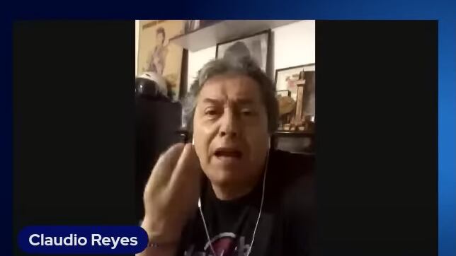 “Haríamos un carnaval en Chile si pasa una semana en que no haga una cag... este imbécil (...) En algún momento llegué a pensar que lo hacía a propósito para destruir todo, acabar con los valores morales, intelectuales, afectivos”, expuso.
“NO SOMOS TAN IMBÉCILES”
“Y decía que, por favor, no hay permiso para quemas ilegales de pastizales. ¿Acaso él se iba a poner a revisar ahí?”, cuestionó Ricardo Delgado, conductor del programa online.
“Eso lo dice para los tontos, para distraerlos. Él mandó a los hue... a que quemen. Él, su gobierno comunista, está mandando a los hue... a quemar y deconstruir. Que no crea que todos somos tan imbéciles como él”, replicó Claudio Reyes.
Finalmente, el artista apuntó que “el avión ‘tanker’ llega el lunes, así que van a decirle a los incendios que esperen un poquito hasta el lunes. Llevamos dos días y está la media cag... de aquí al lunes no va a quedar país”.