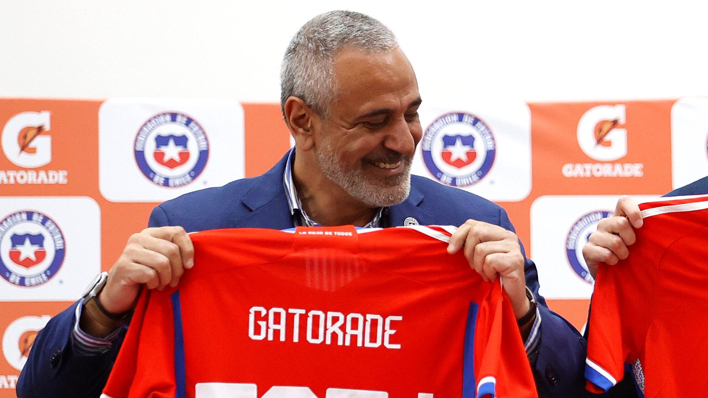 El presidente de la ANFP reconoció que desde la renuncia de Eduardo Berizzo a la banca de la selección chilena lo han "llamado cinco mil representantes" para ofrecerle técnicos para la Roja.