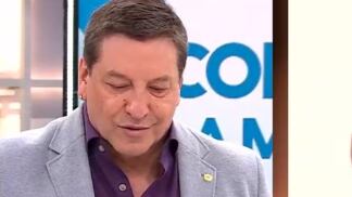 El animador de “Contigo en la mañana” Julio César Rodríguez lamentó la triste partida de un querido compañero de trabajo al interior de CHV, quien fue despedido en medio de aplausos por gran parte de los trabajadores, al paso de la carroza por las instalaciones del canal ubicado en Machasa.
“Va a ser difícil decir esto sin que nos emocionemos: ha fallecido don Eduardo Ávila, Don Lalo o, como decíamos nosotros, el verdadero director ejecutivo de este canal. Esto ha sido muy repentino, muy sorpresivo. Un cáncer se lo ha llevado en muy pocos meses”, indicó el comunicador, consignó La Cuarta.
Julio César lamentó muerte de compañero de CHV
Asimismo, destacó con gran emoción que “los que somos más viejos en CHV tuvimos la oportunidad de conocerlo tanto. Siempre trabajó con todos los directores ejecutivos. Lo bromeábamos por eso”.
“Chuta, no lo podemos creer. Toda una vida en CHV y le teníamos mucho cariño. Este canal era su vida y no hay otra manera mejor de despedirlo que hablando de él en su canal. Don Lalo, buen viaje”, concluyó.
Eduardo Ávila, trabajaba hace más de 15 como garzón corporativo.
“Estimado equipo, les informamos de un cambio en el horario de los funerales de don Eduardo Avila, los que se realizarán el día de mañana jueves 20 a las 10:00hrs en el cementerio Parque del Sendero (Eyzaguirre 1718, San Bernardo).
Para quienes quieran acompañar a la familia, pondremos a disposición 2 van que saldrán a las 09:10 desde Machasa en dirección al cementerio. Quienes opten por esta opción, por favor enviar un correo reservando su cupo a personas@paramount.com con su nombre y Rut.
Por otra parte, quienes quieran acompañar la caravana, esta saldrá a las 09:15 desde San Isidro 1462 para realizar los servicios funerarios a las 10:00″, indicaron desde el canal.