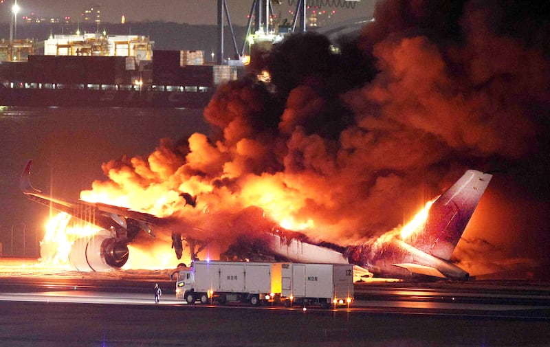 Avión que se incendió en la pista del aeropuerto en Tokio