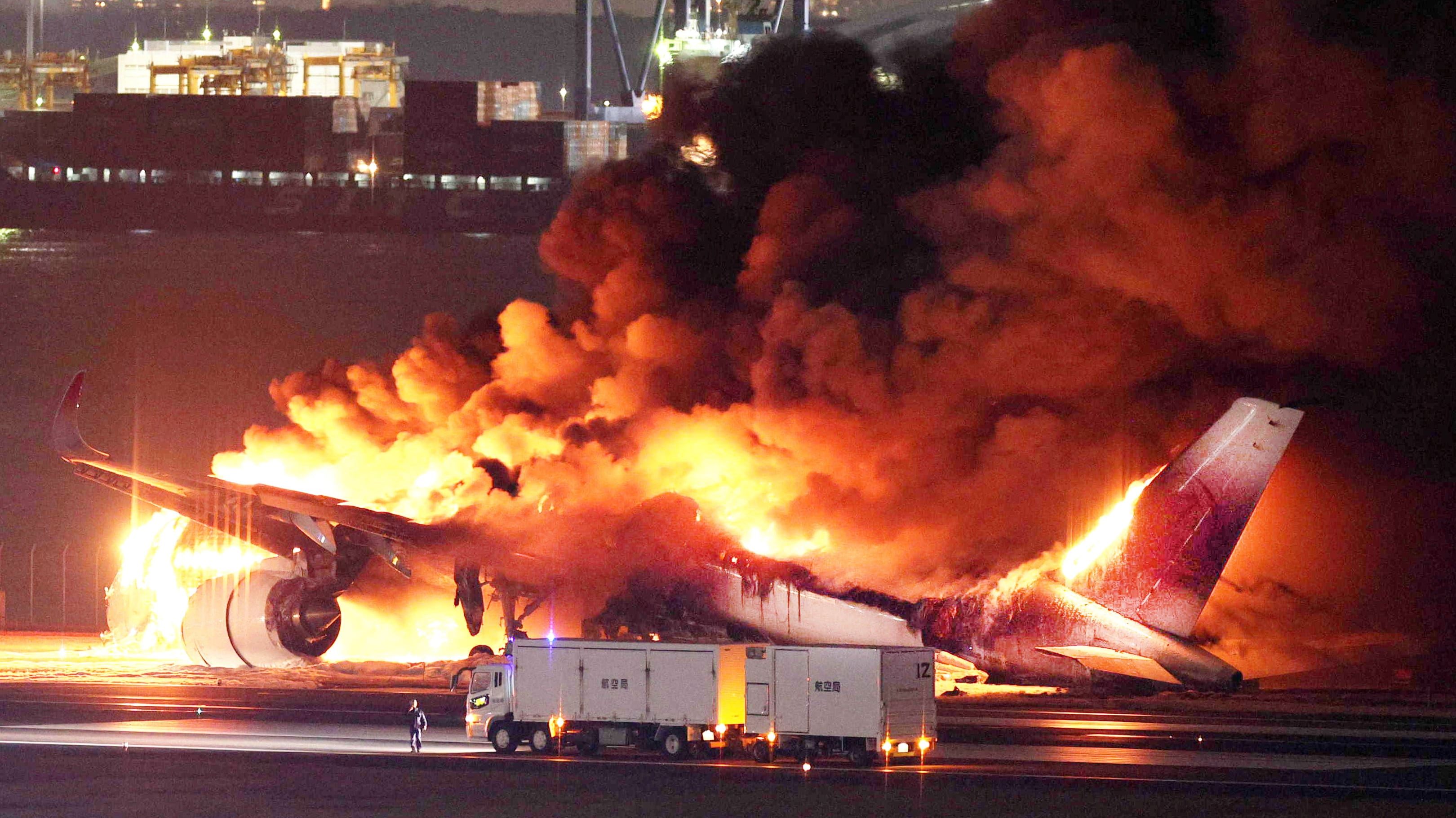 Avión que se incendió en la pista del aeropuerto en Tokio