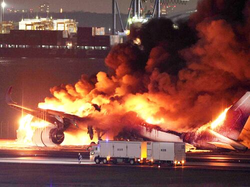 Segundos de terror: Imágenes desde el interior del avión que se incendió en la pista del aeropuerto en Tokio
