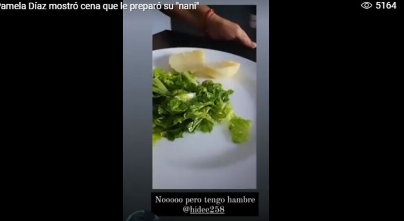 “Tengo un plato que les quiero mostrar. Ayer le dije: ‘Haydee, ¿me puedes hacer algo rico? Por favor’. Y miren…“, relató Pamela.
Tras esto, la conductora de Hoy es hoy presentó la cena que le había preparado su asesora del hogar: una papa cocida y una pequeña porción de ensalada.
Pamela Díaz bromeó con cena que le preparó su asesora del hogar
“Usted me dijo papa y lechuga”, se excusó Escobar, quien no pudo aguantar la risa.
“Pero, ¿y qué (más)? Algún pedazo de carne, pollo… ¿Nada?“, replicó Díaz, entre risas.
Luego, la ‘Fiera’ le preguntó si, “por último”, había alguna hormiga escondida en medio de la ensalada, pues encontraba que a la cena le faltaba una proteína.
“¿Cómo me voy a comer eso, Haydee?”, le reclamó Díaz, a lo que Haydee le contestó con humor: “Toda la carne está congelada y (además) está cara… ¡Está todo caro! Así que a hacer dieta”.
“Por la cresta… ¡Haydee!”, concluyó Pamela, mientras que en el video escribió: “¡No, pero tengo hambre!”.