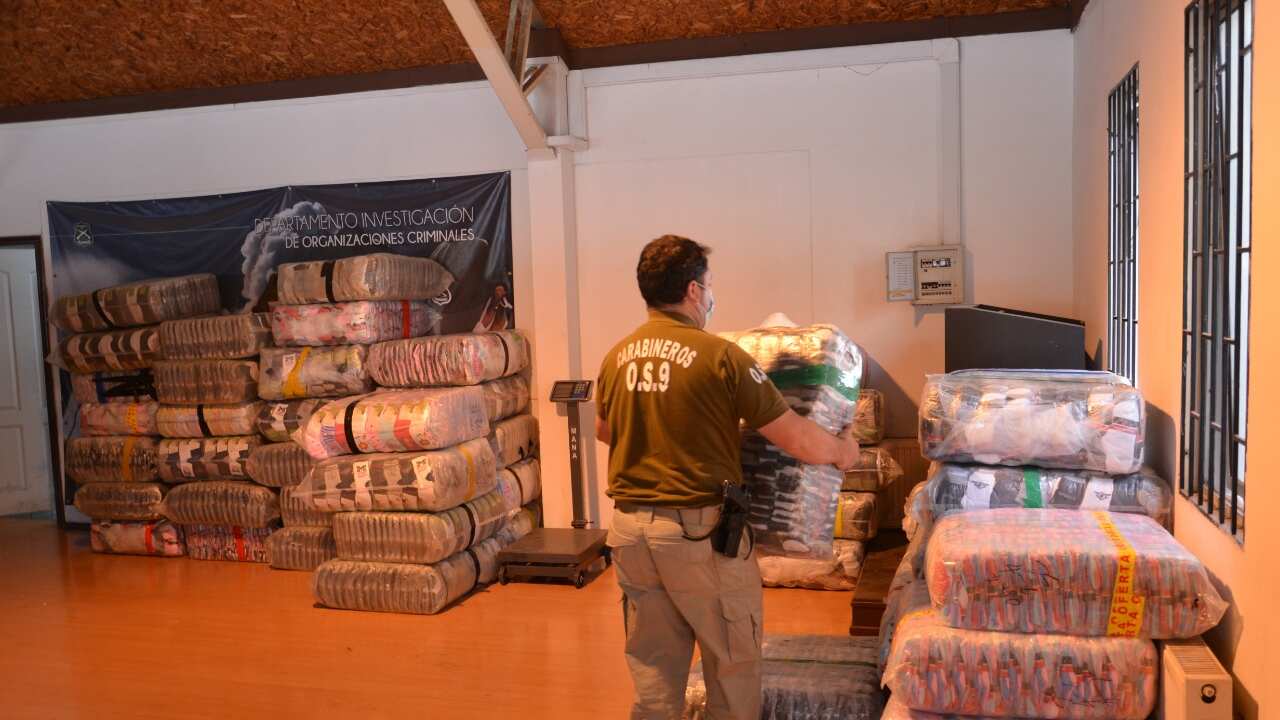 Carabineros dona calcetines decomisados