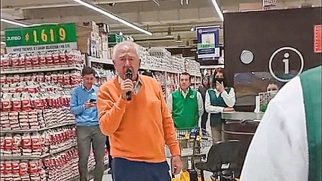 La frase “atendido por sus propios dueños” le cae como anillo al dedo al video que circula en redes sociales del dueño de Cencosud, Horst Paulman, quien tuvo un celebrado gesto, tras regalarle un gigantesco peluche a una pequeña que se encontraba al interior de un supermercado Jumbo, el cual es de su propiedad.
En el registro difundido en TikTok se ve al empresario alemán, quien se encuentra dentro de las personas más ricas de Chile, caminando junto a dos trabajadores hacia un contenedor donde había una decena de peluches de distintos tamaños.
Acto seguido, saca uno de gran tamaño, y se lo regala a una niña, quien apenas puede sostenerlo en pie.
“Horst Paulmann le regala peluche gigante a mi sobrina”, escribieron en la leyenda.
Posteriormente, el mismo Paulmann, le pidió decir unas palabras, señalando la niña de siete años que “amo a todos los que están aquí, porque están en mi corazón”.
Posteriormente, el empresario dedicó unas palabras a los padres para que compartan y dediquen tiempo a sus hijos, y contó cómo fueron sus inicios trabajando como garzón.
Su acción generó decenas de comentarios, destacando su cercanía con la gente.
“Cuando ya llegaste a la cima y tienes las cosas claras. Él es una buena persona”, “Ese caballero es súper buena persona, lo digo yo que trabajé en el Jumbo”, fueron algunos de los comentarios.
“En el verano vino a Osorno y andaba con un carro lleno de juguetes, libros de pintar y globos que le regalaba a cualquier niño que se le acercara”, “él siempre aparece sin previo aviso en cualquier local y regala aniños y trabajadores...me consta. Ojalá hubiesen más como él, felicitaciones”, destacaron.