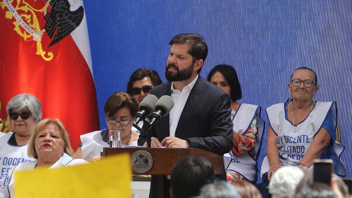Presidente Boric en el acto de promulgación de la ley que da solución a la deuda histórica docente