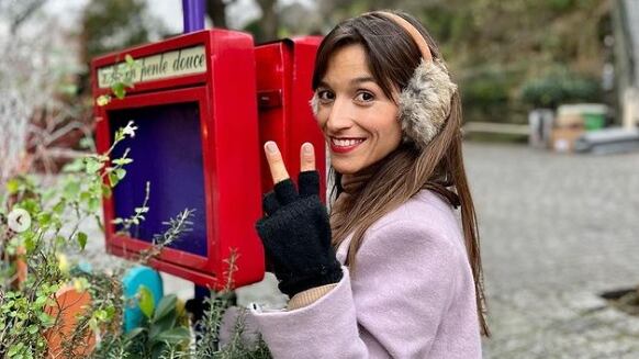Lorena Capetillo se tomó con humor la fractura que sufrió en su casa y que la obligó a realizarse una cirugía que la dejó en muletas y con una bota ortopédica.