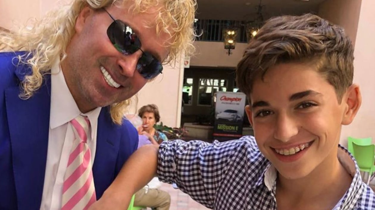 Daniel Farkas, el hijo menor del filántropo Leonardo Farkas, alcanzó un gran logro: se graduó de la enseñanza media.
A través de Instagram, él y diversos integrantes de su familia compartieron registros de la ceremonia, que se llevó a cabo en la provincia de Valencia, España.
Una de ellas fue su hermana, Tati Farkas, quien en las imágenes se mostró emocionada hasta las lágrimas por la graduación de Daniel.
“Te amo con todo mi corazón (…) Eres el alma más grande y amable que conozco, un caballero. Tan juguetón y abrazable, ya no hacen a hombres como tú”, fueron parte de sus palabras.
Su hermana mayor y su madre, Natasha y Betina Farkas, también compartieron registros de la ceremonia.
“Felicidades (…) No podríamos estar más orgullosos y llenos de amor por ti ¡Bon voyage! Todos los lugares a los que irás…”, escribió la esposa del empresario chileno.
Según se pudo ver en las imágenes, Daniel se graduó del British School Xàtiva, uno de los colegios más prestigiosos de España.
Finalmente, hasta el momento el hijo menor de Leonardo Farkas no ha revelado sus planes a futuro, pero ya había revelado que su sueño es convertirse en un jugador de fútbol profesional.