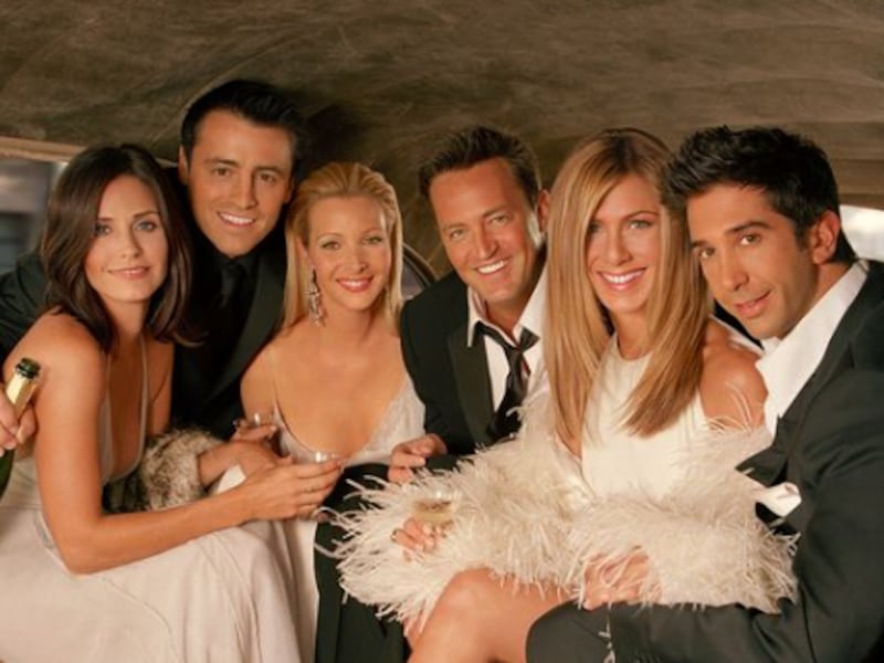 Jennifer Aniston y el resto del cast de ‘Friends’ rompe el silencio por la muerte de Matthew Perry: “Estamos devastados”