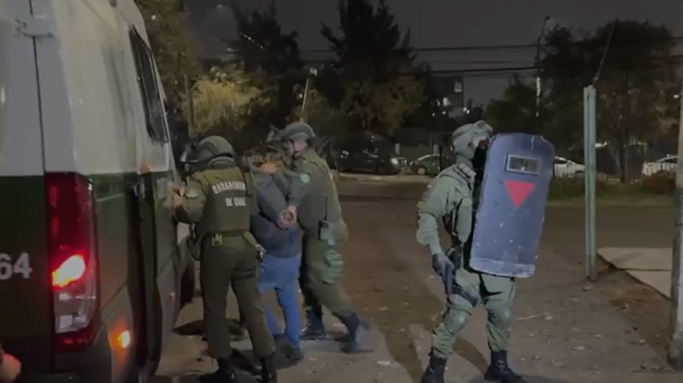 Dicen que la realidad supera la ficción. Lo que perfectamente podría tratarse de una serie de Netflix, ocurrió en la comuna de Maipú cuando el abogado Francisco Pérez Zahr fue secuestrado por su propio cliente, quien se dedica al narcotráfico.
Según informaron, el jurista dormía en la propiedad de traficante, cuando a eso de las dos de la madrugada el delincuente decidió cambiar los roles y convertir a su defensor en víctima. Junto a dos sujetos, lo amenazaron con arma blanca y lo llevaron hacia otro domicilio, contó el medio Bío Bío.
Ahí, continuaron con las amenazas con pistola en mano y lo golpearon en diversas partes del cuerpo, para luego robarle 165 mil pesos en efectivo y sus tarjetas bancarias.
Sin embargo, por un descuido de sus captores, quienes se quedaron dormidos, el abogado logró escapar de la vivienda donde estaba retenido y se trasladó hasta el Hospital El Carmen para constatar sus lesiones.
Defendía al líder a y sus “perros”
En conversación con el citado medio, el abogado explicó los motivos que lo llevaron a dormir en el inmueble de quien era su representado.
“Me invitó (el líder narco) no sólo para ver su tema, sino también el de sus soldados. Yo me quedé ahí un par de días porque era harto trabajo. Durante la noche no sé qué pasó, se volvió loco y llegó él con otros dos sujetos que seguían órdenes”.
“Me llevaron al punto de venta de droga de ellos y ahí estuve todo el resto de la mañana hasta las 12:00 horas. Ellos estaban tan drogados que yo tomé la oportunidad, agarré lo que pude mío y me fui. Me robaron dinero, tarjetas, me sacaron claves y todo”, agregó.
Además, aclaró que “mi trabajo era defender a los que él llamaba sus ‘perros’, sus soldados, cuando los tomaban presos. No sólo lo estuve representando en casos penales, sino que también tenía problemas con su señora y necesitaba un divorcio”.
Carabineros, en tanto, detuvo a tres sujetos implicados.
