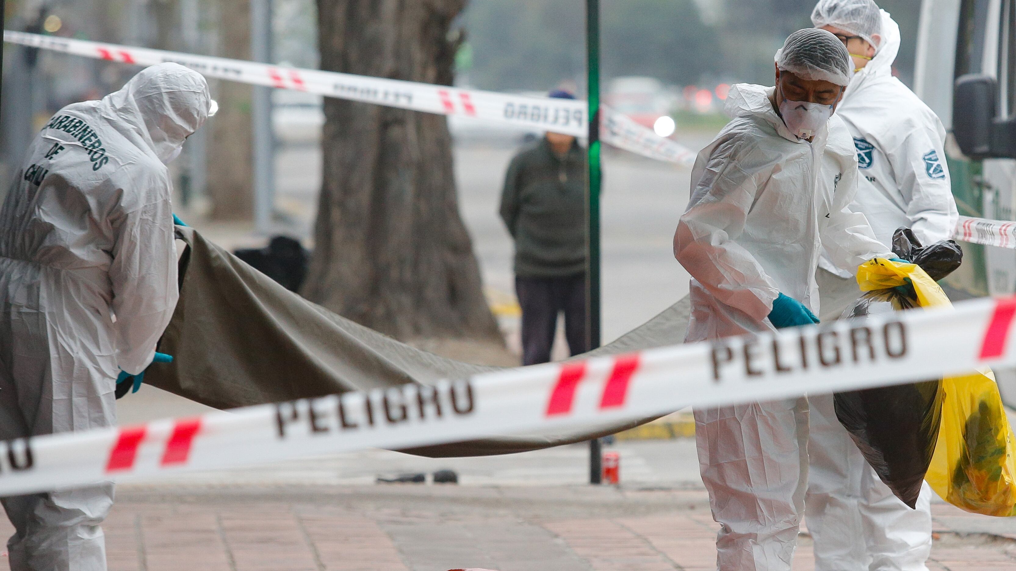 Funcionarios policiales realizan indagatorias periciales en la escena de un crimen.