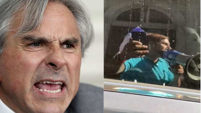 El senador Iván Moreira (UDI) descargó todo su enojo contra Pancho Malo y el denominado “Team Patriota” luego que la tarde de este martes fuera objeto de una de las tantas “funas” que protagoniza ese grupo.
“La funa y persecución que fui objeto esta tarde, (fue) encabezada por un asesino, Francisco Muñoz, alias ”Pancho Malo”, y grupo de delincuentes a la salida del Congreso de Santiago. No me amedrentará este lumpen pagado por la extrema derecha. Canallas amenazando también a las mujeres. ¡¡Cobardes!!”, escribió en Twitter el congresista.
En efecto, el mismo Muñoz difundió un video donde se le ve gritando hacia Moreira, que iba conduciendo su vehículo. “Corrupto”, “el de las boletas falsas”, “el ladrón de la UDI”, fueron algunas de las frases que vociferó el activista.