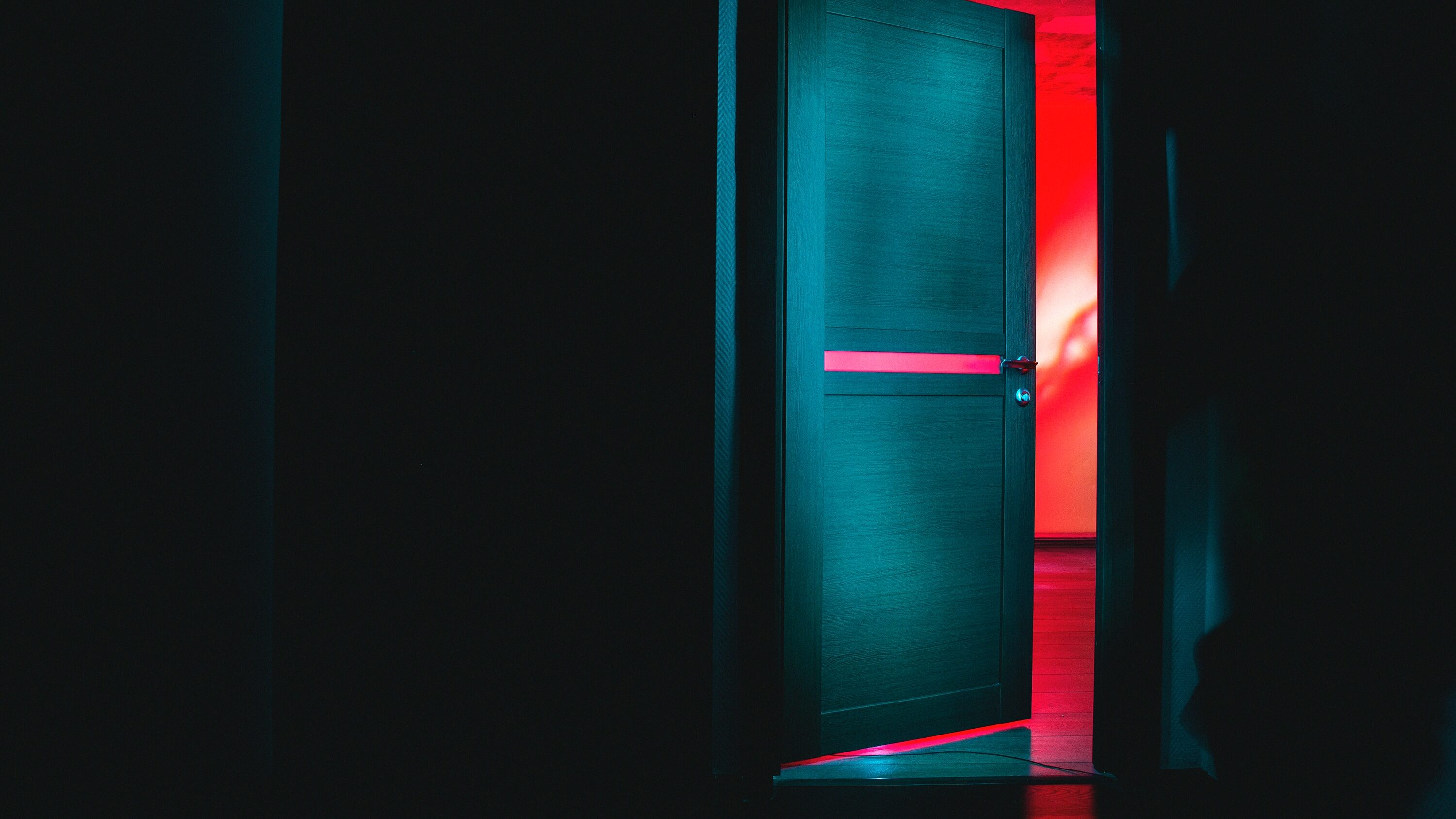 Un tipo filma una habitación de hotel y encuentra una puerta con un horrible secreto.