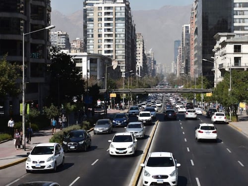 ¿Qué patentes no pueden circular? Revisa la restricción vehicular en Santiago para este jueves