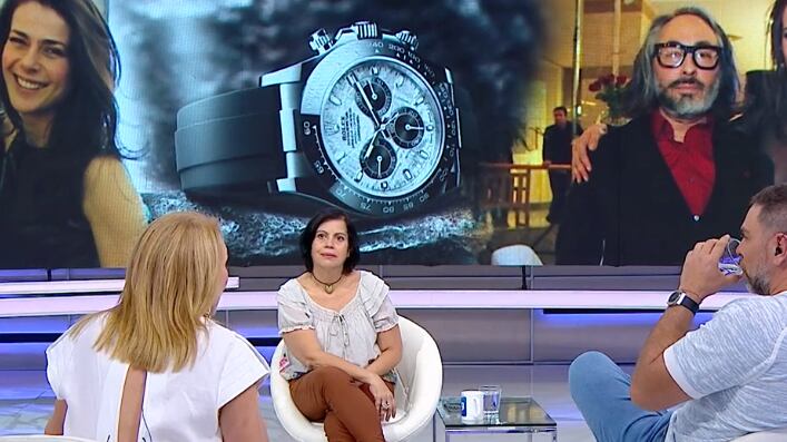 Esta mañana estuvo en Mucho Gusto la periodista Laura Landaeta, quien pronto publicará junto a Diego Ortiz un libro sobre el bullado "caso relojes", en el que se ha visto involucrado Marco Antonio López ("Parived"), ex pareja de la conductora de televisión Tonka Tomicic.
"Hay escuchas bastante claras. No hay forma de negar que Tonka sabía esto por lo menos del 2018. Como la ley ampara a las parejas, hay que hacer una investigación para saber hasta qué punto ella encubrió un delito o fue partícipe de un delito y hasta el momento, esta investigación no existe", dijo.