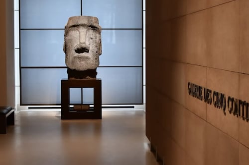 Despertaron el enojo de los chilenos: Cuenta del Museo del Louvre se llenó de recetas tras publicar una foto de un moai en exposición