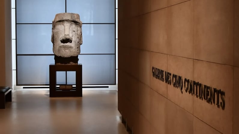 Moai en el museo de Louvre | Fuente: Instagram @museelouvre