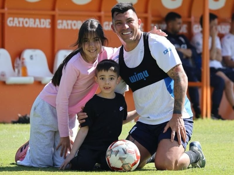 El futbolista nacional contó que sus hijos lo vieron por primera vez en cancha jugando con la camiseta de la UC.