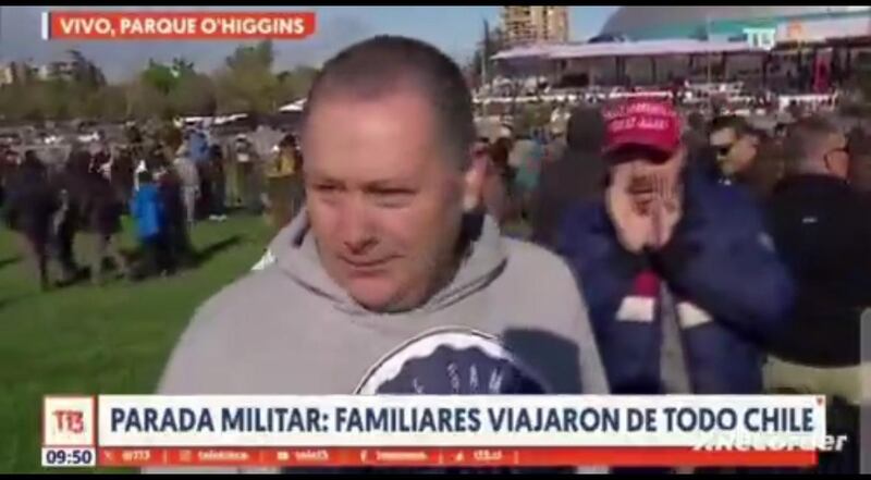 Francisco Muñoz, conocido como Pancho Malo por su pasado en la Garra Blanca, se coló en un despacho televisivo de Canal 13 cuando hablaban con una pareja de asistentes en la Parada Militar 2024, para gritar en contra del Presidente Gabriel Boric.
Fue cuando la periodista entrevistaba a un orgulloso padre que viajó desde lejos para ver a su hija desfilar, momento que el manifestante del Team Patriota, comenzó a gritar a sus espaldas arruinando el emotivo momento familiar.
“¡Fuera Boric!”, gritó y comenzó a aplaudir, intentando que los demás presentes se sumaran a sus reclamos, situación que nadie apoyó.
Incluso, desde Canal 13 rápidamente corrieron la cámara para no enfocarlo e incluso decidieron cortar el despacho, dando cuenta que Pancho Malo era una persona non grata en la transmisión.
“#ParadaMilitar2024 #chvnoticias Delincuentes liderados por un tal Francisco Muñoz conocido en el mundo del hampa como “Pancho malo”, interrumpe un despacho en vivo en TV, como ven, la delincuencia no descansa!”.