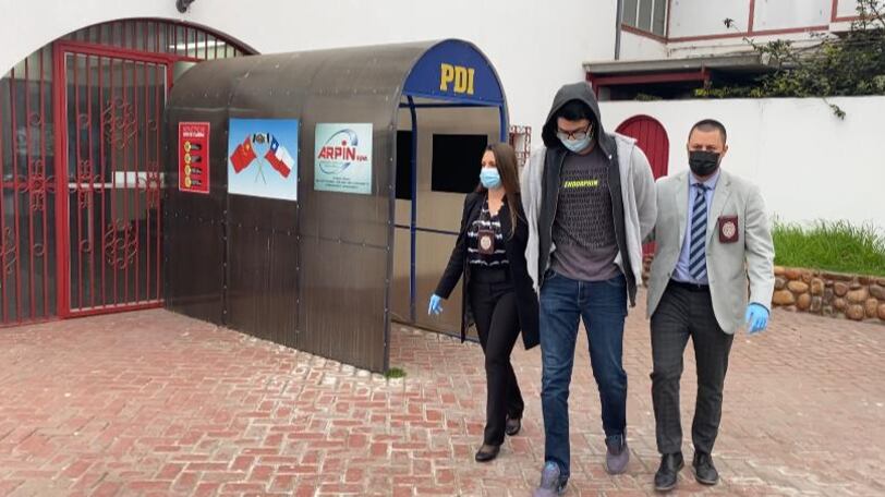 PDI entrega a uno de los detenidos por violación