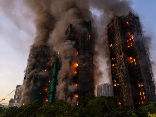 Sube a 65 cifra muertos por incendio en complejo de rascacielos en Hong Kong