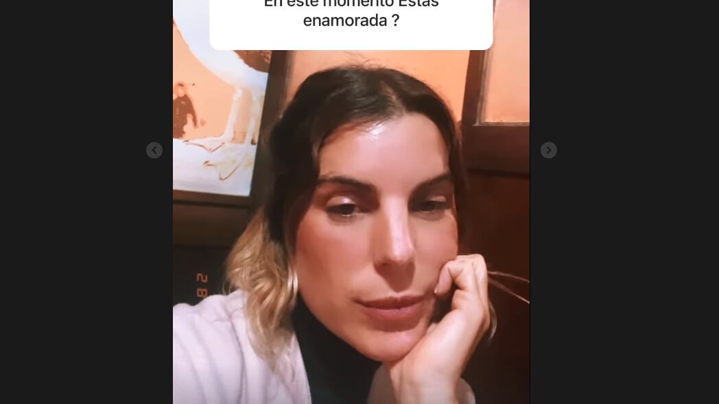 En medio de rumores de supuesta infidelidad de Jorge Valdivia y los polémicos dichos de Daniela Aránguiz en su contra, la diputada Maite Orsini respondió una serie de preguntas en su cuenta de Instagram, donde se refirió a su actual estado sentimental, confesando que está “soltera”.
Así lo dio a conocer en las dinámicas de preguntas y respuestas, donde habló de la farándula, el amor y la posibilidad de formar una familia y convertirse en madre a sus 35 años, lamentando que “no se me da”.
En primer lugar, respecto a las noticias de farándula donde su nombre a acaparado varios titulares debido a su supuesto romance con Jorge Valdivia, el cual ninguno de los dos ha confesado oficialmente.
“Cómo aguantas tanta estupidez de la farándula”, fue la preguntara que le realizaron.
“A veces me duele, sobre todo cuando se dicen mentiras, pero amo mi trabajo, me concentro en eso y trato de no mirar tonteras”, señaló.
Posteriormente, le preguntaron si estaba “soltera?”, a lo que respondió con una foto levantando el dedo pulgar, en señal de afirmación.
Sobre si “en este momento está enamorada”, señaló que “siempre lo estoy, no lo puedo evitar. Soy una enamorada del amor”.
Finalmente, sobre la opción de formar familia y ser madre respondió que “tengo 35 y sí me gustaría tener familia pero no se me da”, cerró