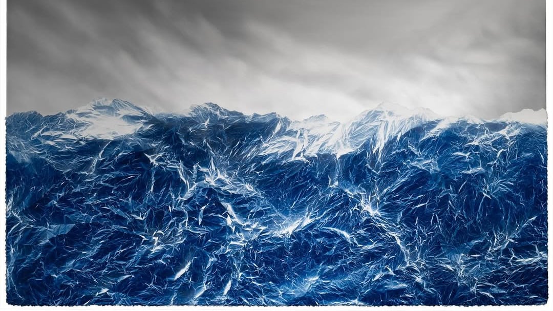 El artista Wu Chi-Tsung crea amplios panoramas azules que evocan tanto paisajes marinos helados como vistas de montañas, redefiniendo nuestra percepción del arte analógico en la era digital. Foto: Wu Chi-Tsung.