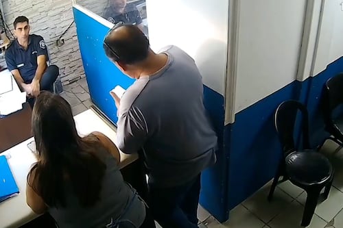 “¡Andá a lavarte el or..!”: Policía argentino desata la polémica por trato a mujer que quería denunciar una estafa