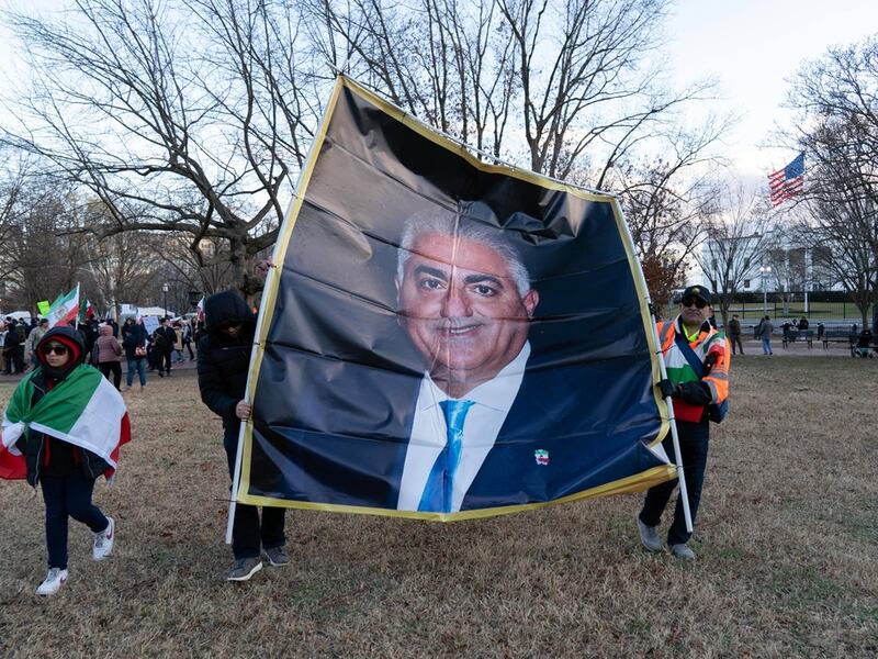 El príncipe heredero se convierte en factor clave de las protestas en Irán: ¿Quién es Reza Pahlavi?