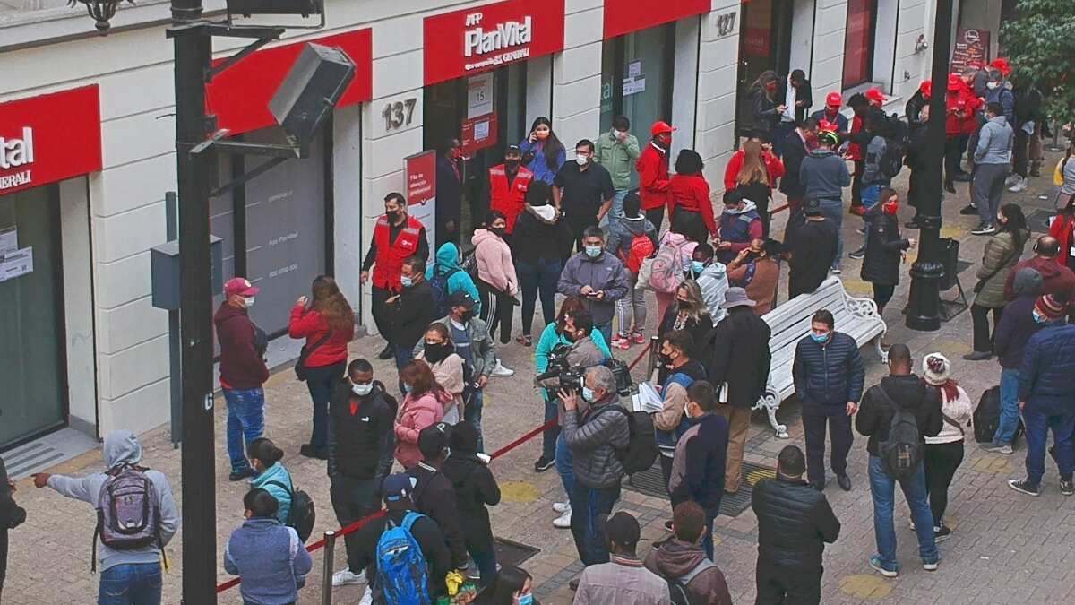 Más de 36 mil retiros de las AFP, avaluados en cerca de 200 millones de pesos. Esa es la cantidad de dinero que ciudadanos extranjeros radicados en Chile han retirado de sus ahorros previsionales, haciendo uso de una ley de “Técnico extranjero” promulgada bajo la dictadura de Augusto Pinochet el año 1982.
Si bien, la medida fue decretada para favorecer a los profesionales y técnicos que trabajaban en Chile por un tiempo limitado -con el fin que pudiesen llevarse sus ahorros de jubilación de vuelta a sus países de origen- está siendo usado sin discreción por quienes no tendrían ninguna intención de dejar nuestro país, en el mediano plazo.