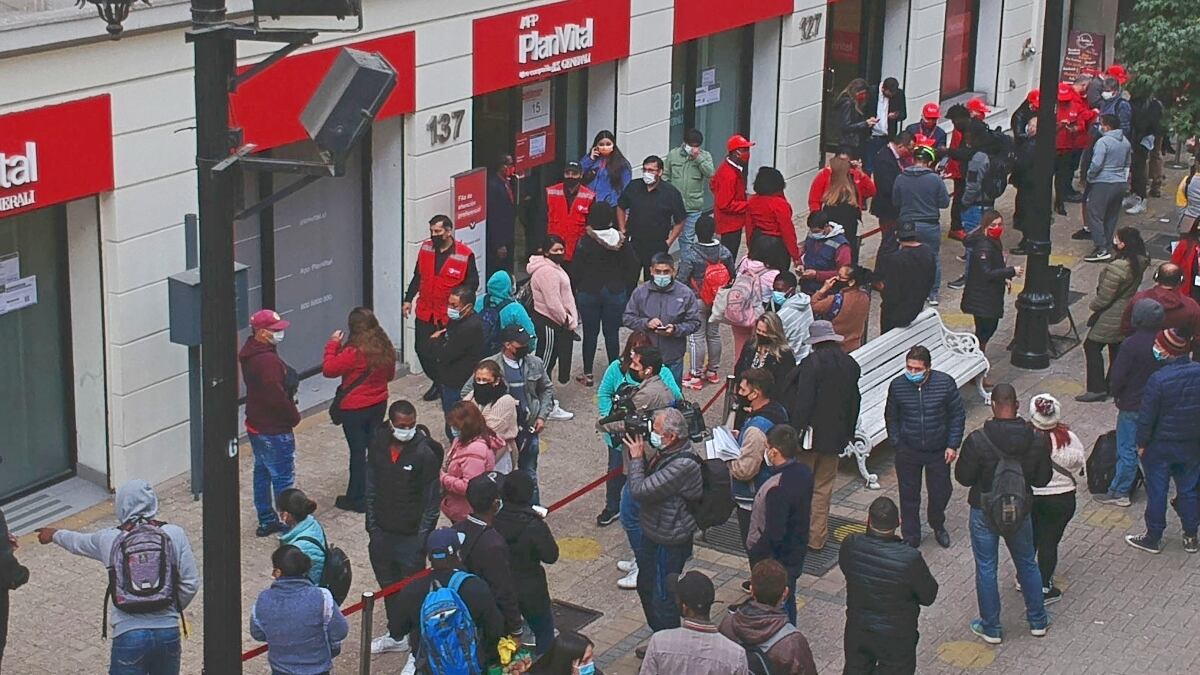 Más de 36 mil retiros de las AFP, avaluados en cerca de 200 millones de pesos. Esa es la cantidad de dinero que ciudadanos extranjeros radicados en Chile han retirado de sus ahorros previsionales, haciendo uso de una ley de “Técnico extranjero” promulgada bajo la dictadura de Augusto Pinochet el año 1982.
Si bien, la medida fue decretada para favorecer a los profesionales y técnicos que trabajaban en Chile por un tiempo limitado -con el fin que pudiesen llevarse sus ahorros de jubilación de vuelta a sus países de origen- está siendo usado sin discreción por quienes no tendrían ninguna intención de dejar nuestro país, en el mediano plazo.