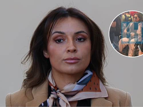 Captan a Camila Polizzi en silla de ruedas en aeropuerto de Santiago