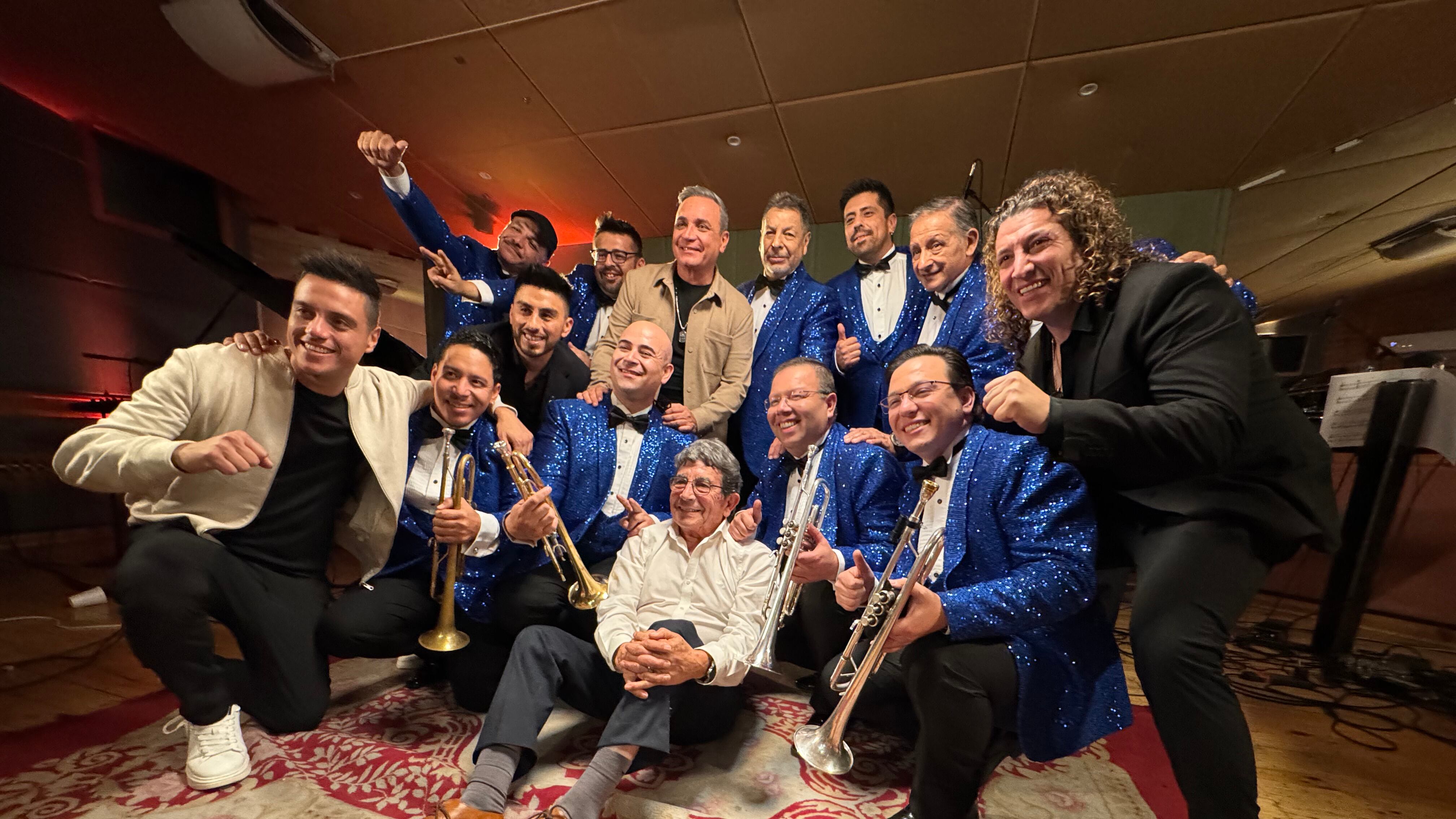 Distintos artistas nacionales rindiendo homenaje a Tommy Rey