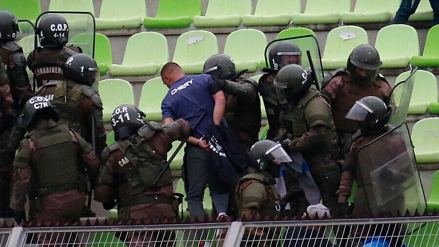 Al menos dos detenidos tras suspensión de partido entre Universidad Católica y Universidad de Chile