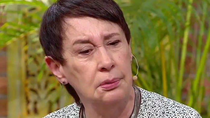 Pancho le preguntará a su invitada si le gusta ver sus trabajos en pantalla, a lo que la actriz de más de 40 años de trayectoria responderá que “no, tengo un tremendo complejo de fealdad, así que no me veo”. Dentro de ese contexto es que revelará que tiene problemas de autoestima porque una vez la hicieron sentir muy mal y es así como desclasificará que “una vez un director de televisión me dijo 'yo no te contrato porque eres muy fea'”, añadiendo que esa persona ya no está viva y no era chileno.