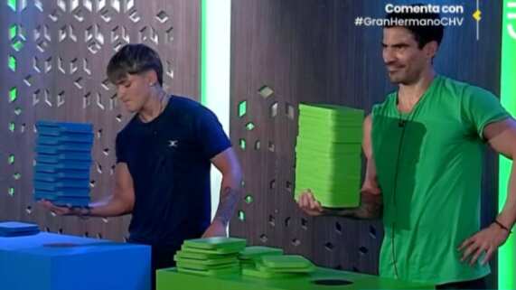 Esta semana en se llevó a cabo una nueva prueba del líder en Gran Hermano Chile, donde en esta ocasión, 3 participantes del reality terminarían siendo líderes y quedándose con la inmunidad, es decir, que no pueden ser enviados a placa.
La prueba consistió en 2 partes y la primera se llevó a cabo durante la tarde, donde los participantes tuvieron que dividirse en 3 equipos: amarillo, azul y verde.
Así, se les pidió que sostuvieran tablas con una mano que iban sumando peso, poniendo a prueba la resistencia de los participantes. Finalmente, los que más tiempo resistían de cada equipo competirían por la noche en el mismo desafío.