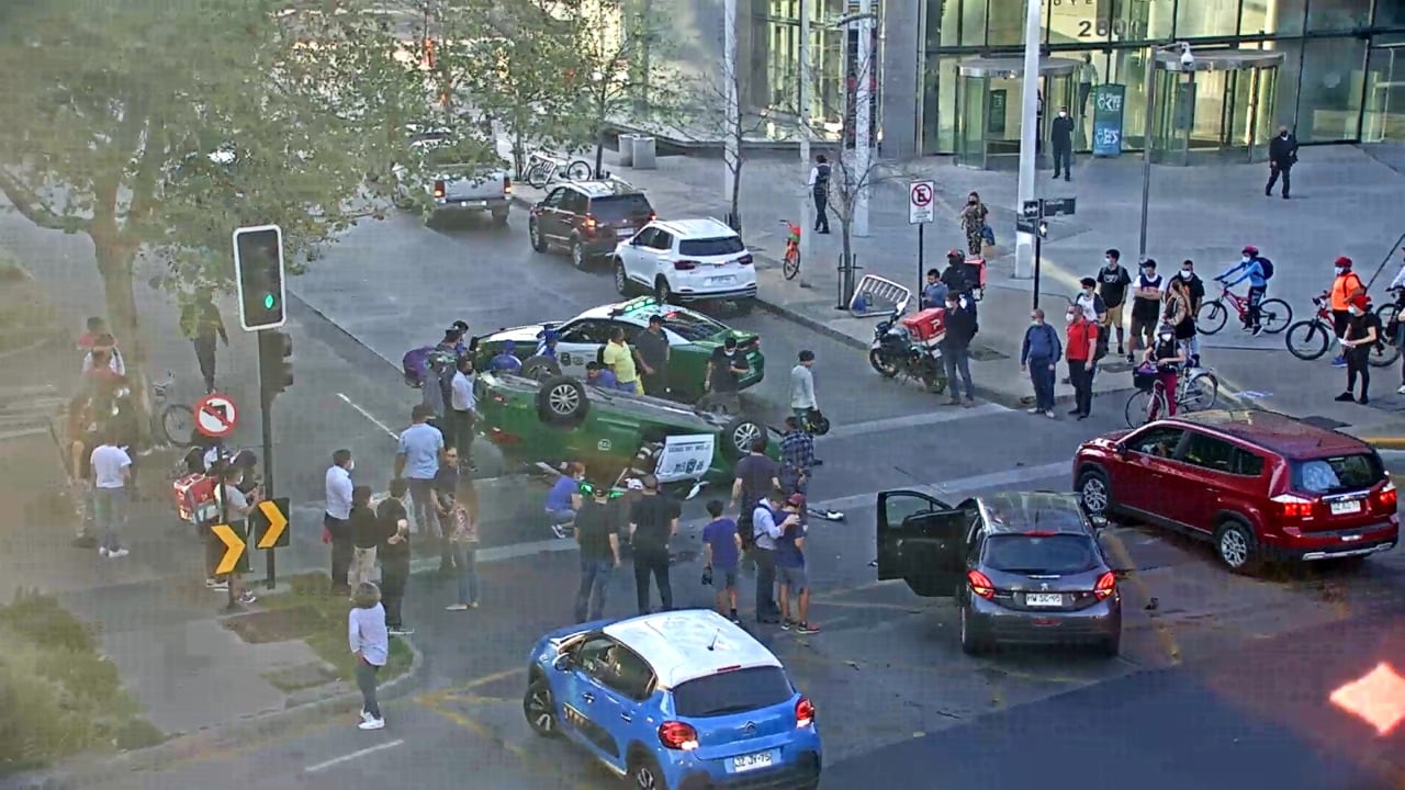 La patrulla de Carabineros volcada.