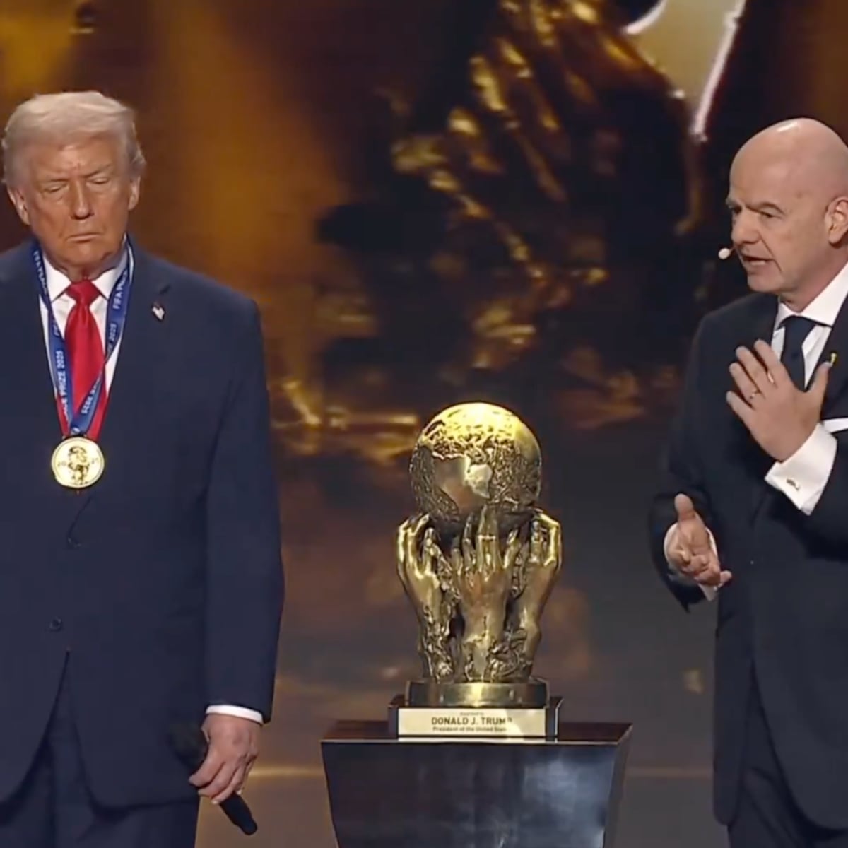 Donald Trump recibe Premio FIFA de la Paz Donald Trump recibe Premio FIFA de la Paz