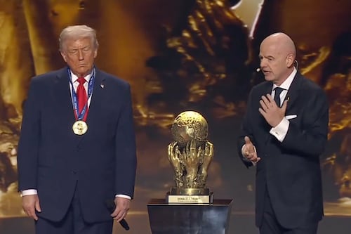 ¿Fútbol y paz? Donald Trump recibe el Premio FIFA en medio de críticas internacionales