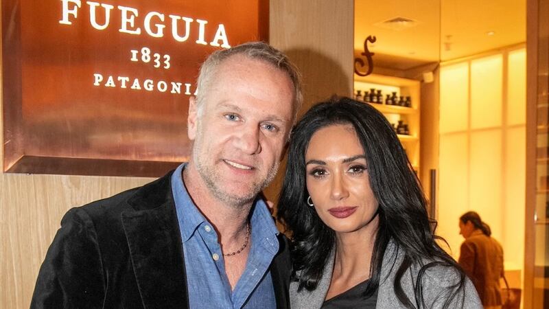 Pamela Díaz y Felipe Kast son captados en íntima escapada a termas de Pucón