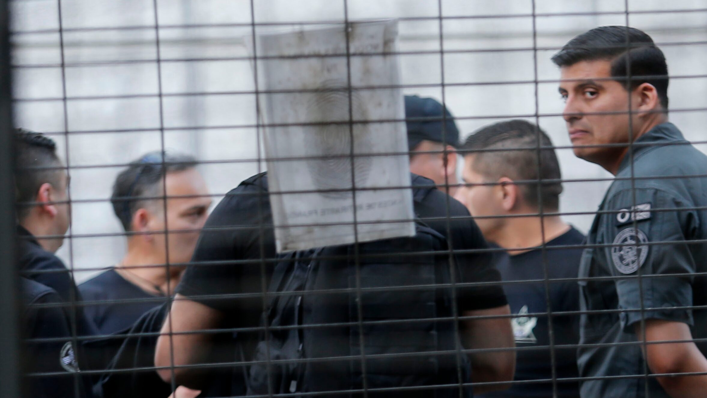 Efectivos de Gendarmería se tomaron este viernes la cárcel de Angol para pedir mayores medidas de seguridad en el recinto carcelario.