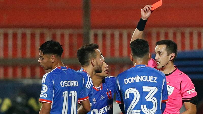 El jugador formado en la U recibió duras críticas por su rendimiento de este lunes en el empate de los azules con Cobresal.