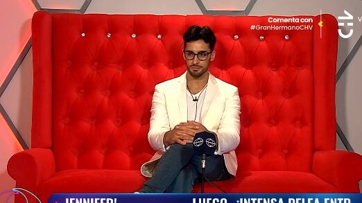 “Quedó picado, picado”. De esa forma los cibernautas se burlaron del participante Jorge Aldoney de Gran Hermano, luego que fuera doblemente humillado en el confesionario. Esto, al no poder hacer la fulminante ni la espontánea.
Todo partió minutos antes que Lucas Crespo, el noveno eliminado del reality, hiciera abandono de la casa estudio en Argentina. En ese momento, el Mister Mundo, conocido ahora como Miste Pic..., se encontraba fuera del confesionario esperando poder hacer uso de uno de los dos comodines que le quedan para enviar a un compañero a placa de eliminación.
Sin embargo, su solicitud no fue aceptada, puesto que debía esperar a que Lucas saliera por la puerta. Por ese motivo, cuando puedo entrar al confesionario, descubrió que le habían ganado el quién vive.
“Vengo a realizar la fulminante, si es que se puede”, dijo al sentarse en el sillón rojo. Sin embargo, obtuvo la respuesta que sabía que podía ocurrir, puesto que vio que Jennifer Galvarini había ingresado antes.