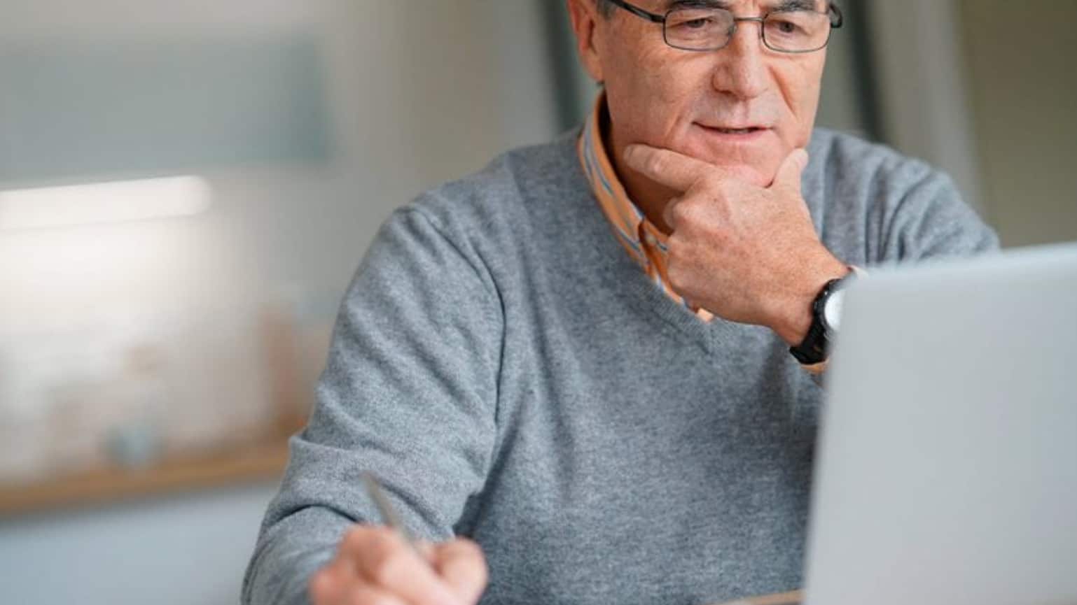 Imagen de hombre viendo su pensión