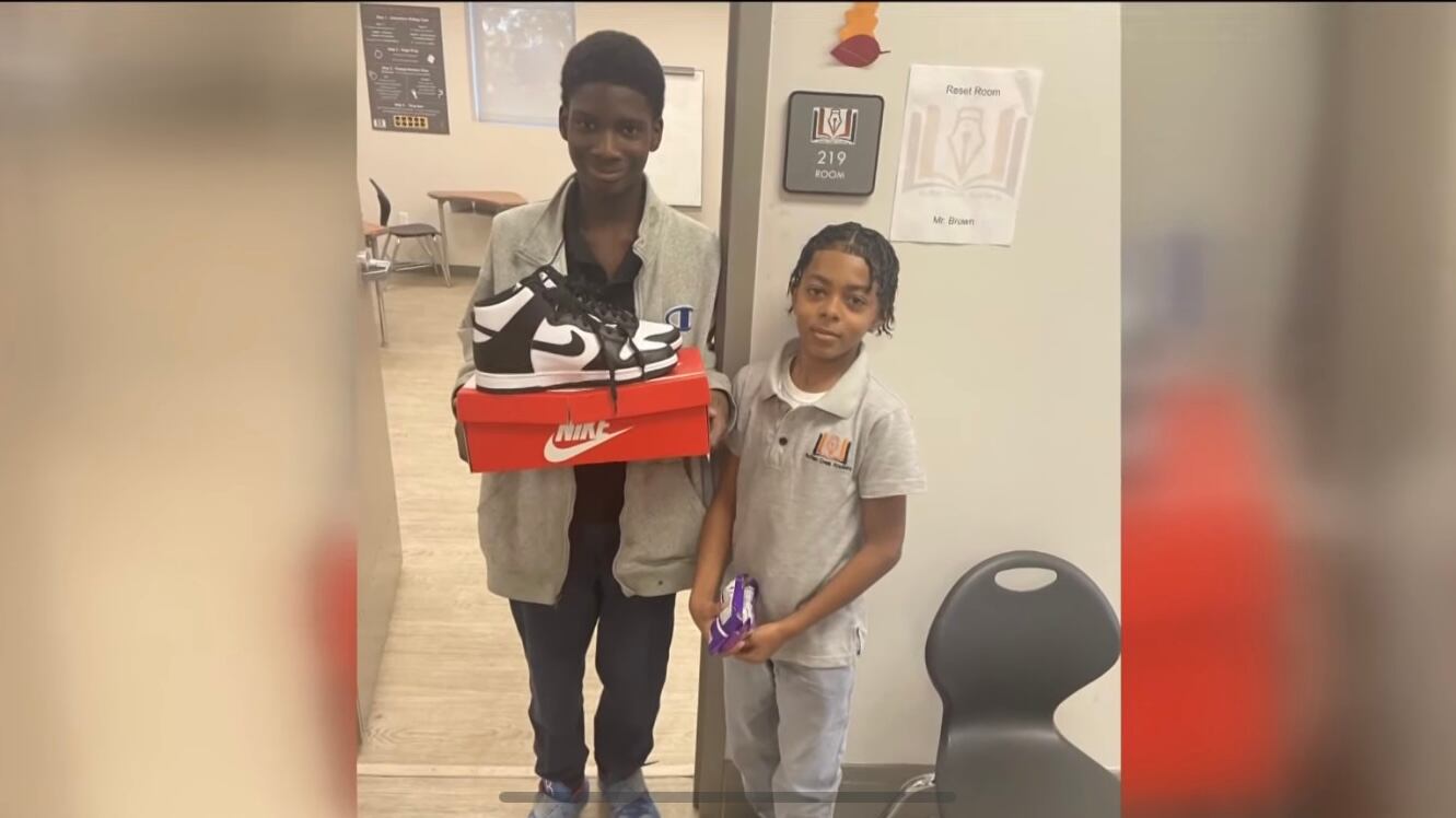 Niño de 12 años gastó sus ahorros para comprarle unas zapatillas a un compañero que sufría bullying.