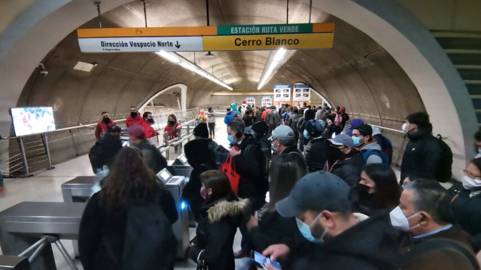 Tras casi dos días: Metro de Santiago restableció el servicio en toda la Línea 2