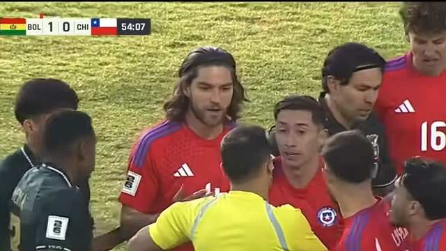 El defensor nacional pidió disculpas por su expulsión en sus redes sociales.