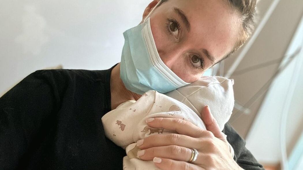 La influencer reveló a sus seguidores de redes sociales algunos detalles físicos de su recién nacida hija, Antonia.