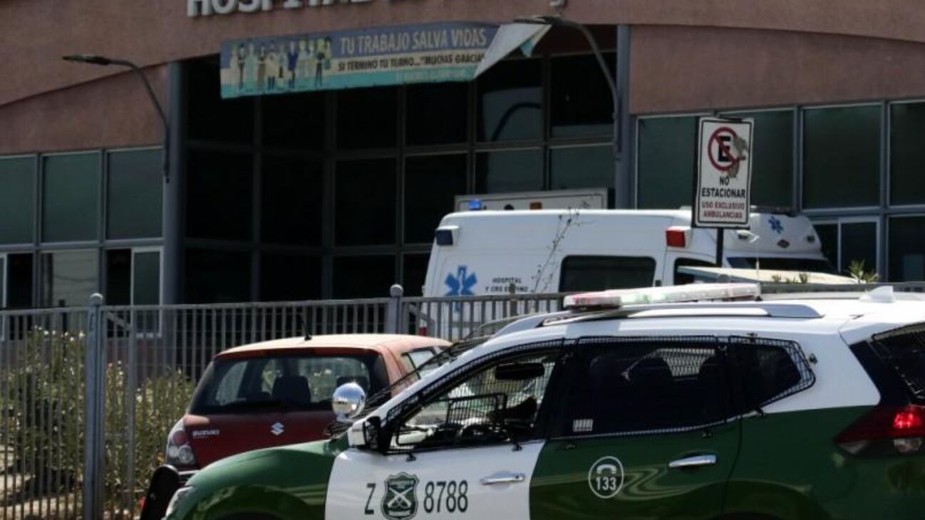 Un intento de robo a un vehículo terminó con un delincuente con su pierna amputada en la comuna de San Bernardo, región Metropolitana. El sujeto fue llevado hasta el Hospital El Pino tras ser atropellado por la víctima del robo.
El hecho ocurrió a eso de las 3:00 horas en calle Presidente Jorge Alessandri cuando la víctima del robo se encontraba junto a su familia en un servicentro cargando combustible. En el lugar fueron interceptados por un grupo de delincuentes con su rostro cubierto y provistos de armas aparentemente de fuego.
Estos agredieron al conductor y lo obligaron a descender del auto para sustraerlo. Al momento de querer darse a la fuga estos no lograron su cometido debido a que el vehículo cuenta con un sistema antirrobos lo que no les permitió moverlo.
Cuando la familia volvió al vehículo para irse del lugar, fueron nuevamente interceptados por los mismos delincuentes para intentar nuevamente intentar el robo, momento en el que el afectado decide acelerar el auto y atropelló a uno de los sujetos, siendo este abandonado por sus acompañantes.
El individuo fue trasladado hasta el Hospital El Pino, donde recibió atención médica y a raíz de las lesiones su pierna debió ser amputada.
El delincuente fue identificado como Andrés Cofre de 22 años y cuenta con un amplio prontuario delictual y tres ordenes de arresto vigentes.
El Ministerio Público instruyó las diligencias a personal del Laboratorio de Criminalística de Carabineros (Labocar) y al OS-9, con la finalidad de dar con el paradero del resto de los involucrados